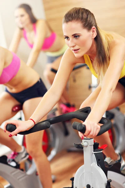 Las mujeres deportivas en la clase de spinning — Foto de Stock