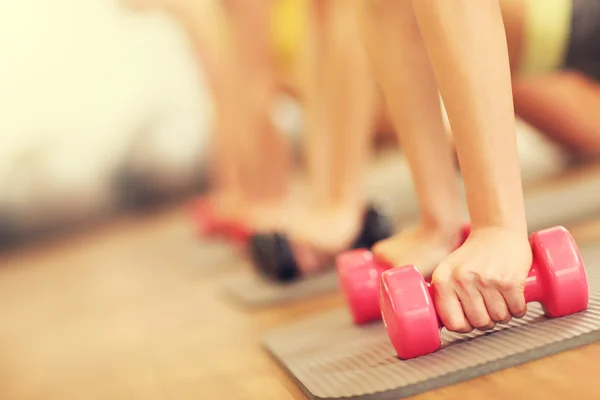 Kvinnor som tränar på gym — Stockfoto