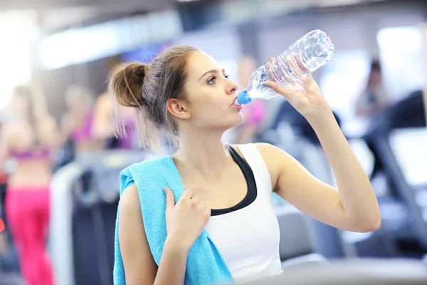 Fit mujer en el club deportivo — Foto de Stock