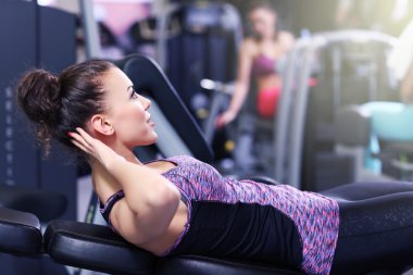 Kadının Sit yapması ups spor salonunda