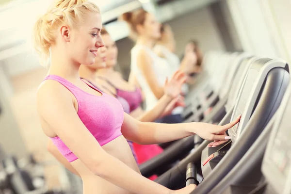 Gruppo di donne che fanno jogging sul tapis roulant — Foto Stock