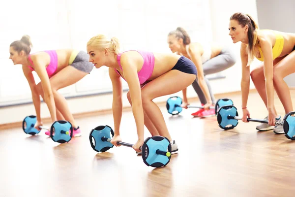 Grupo de mujeres que hacen ejercicio en el gimnasio — Foto de Stock