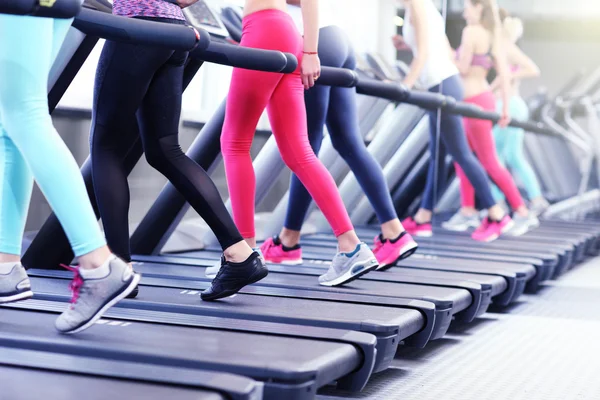 Mujeres corriendo en la cinta de correr — Foto de Stock