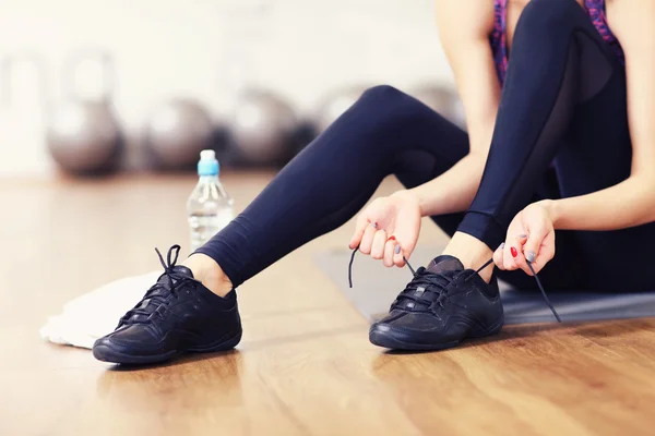 Fitte Frau macht sich bereit für Aerobic — Stockfoto