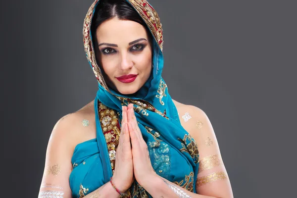 Красивая арабская женщина — стоковое фото