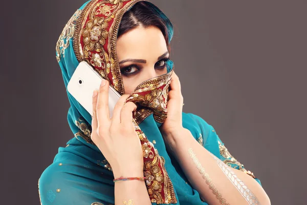 Арабская женщина разговаривает на смартфоне — стоковое фото