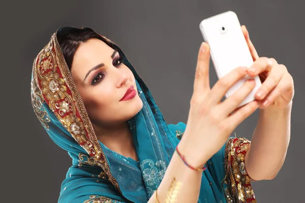 Arabic woman taking selfie — Stock Photo, Image