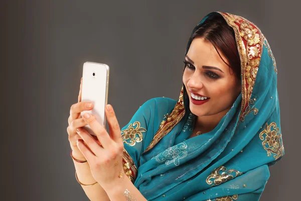 Arabo donna utilizzando smartphone — Foto Stock