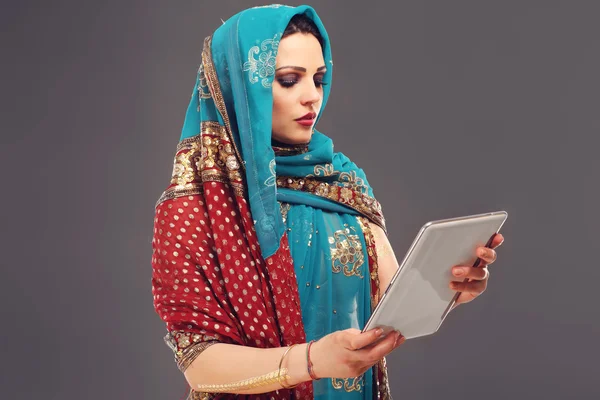 Арабська-жінка за допомогою планшетного ПК — стокове фото
