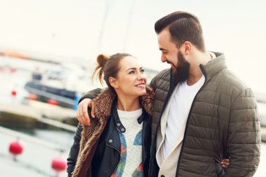 genç bir çift dışında sarılma