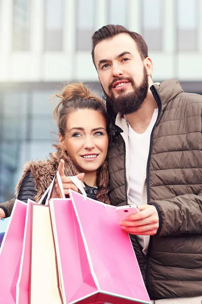 Giovani coppie shopping in città — Foto Stock