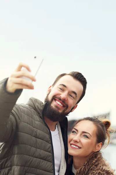 Młoda para robi selfie — Zdjęcie stockowe