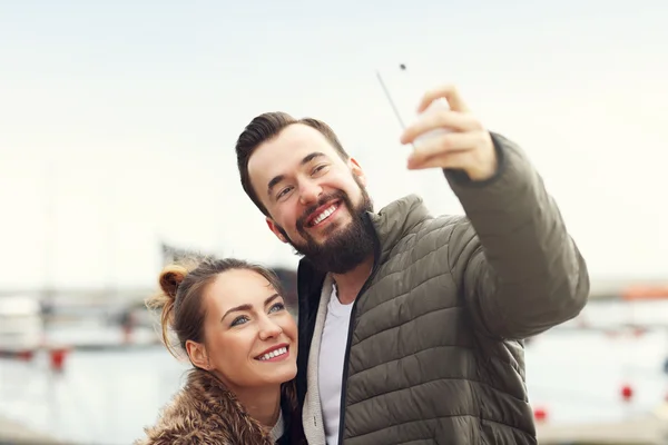 Jong paar het nemen van selfie — Stockfoto