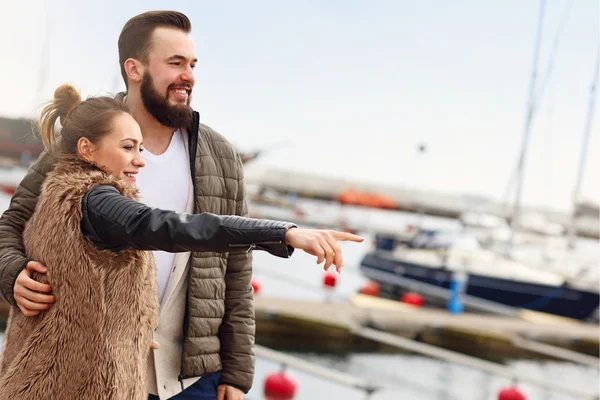 Pareja joven señalando — Foto de Stock