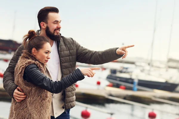 Pareja joven señalando — Foto de Stock