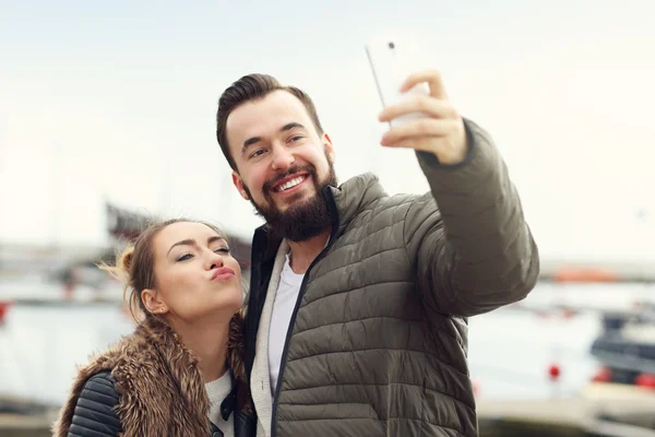 Mladý pár se selfie — Stock fotografie