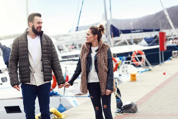 Pareja joven caminando en marina —  Fotos de Stock