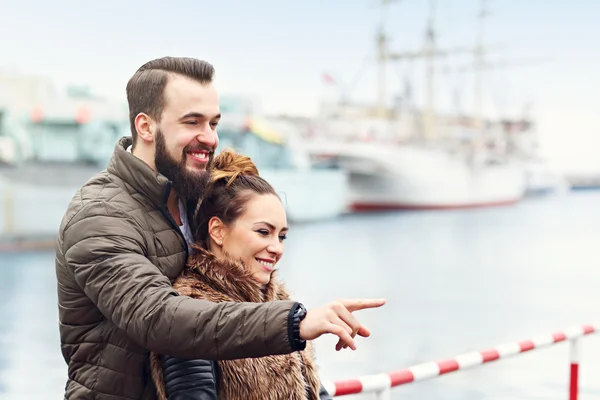 Casal jovem apontando — Fotografia de Stock