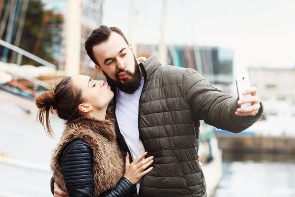 Unga par som tar selfie — Stockfoto