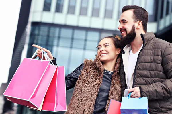 Giovani coppie shopping in città — Foto Stock