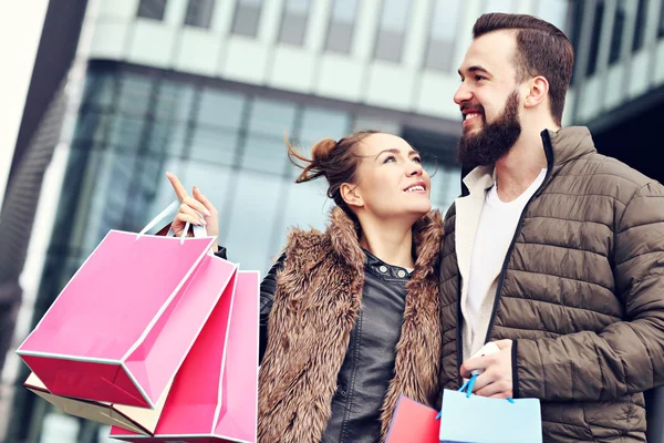 Giovani coppie shopping in città — Foto Stock