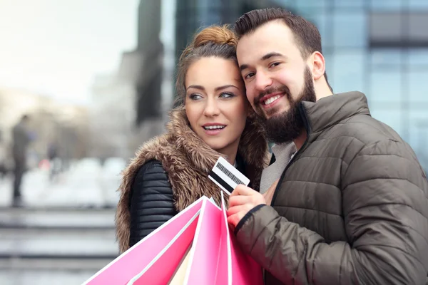 Casal de compras com cartão de crédito — Fotografia de Stock