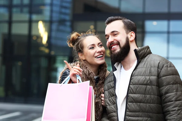 Jovem casal compras na cidade — Fotografia de Stock