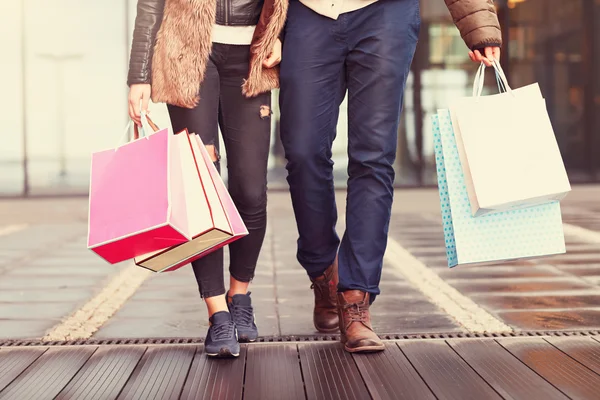 Sezione centrale della coppia con shopping bags — Foto Stock