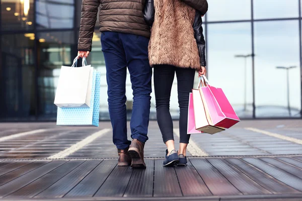 Buik van paar met shopping tassen — Stockfoto