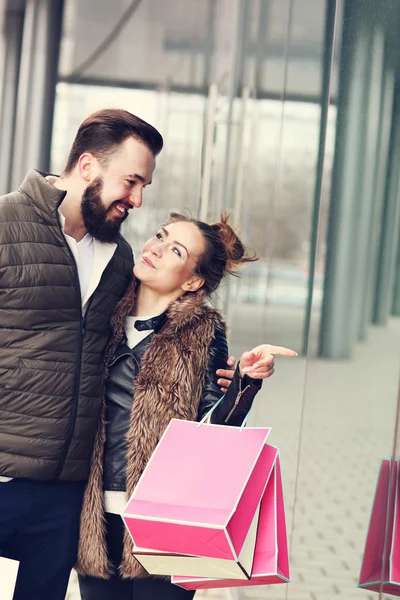 Jeune couple faisant du shopping dans la ville — Photo