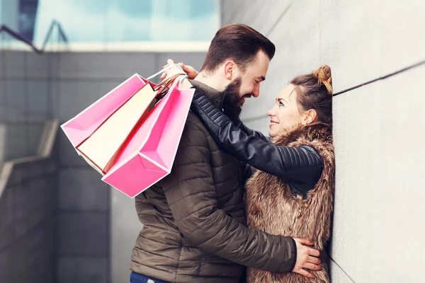 Feliz pareja de compras y abrazos —  Fotos de Stock