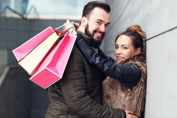 Feliz pareja de compras y abrazos — Foto de Stock