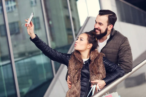 Gelukkige paar winkelen en het nemen van de selfie — Stockfoto