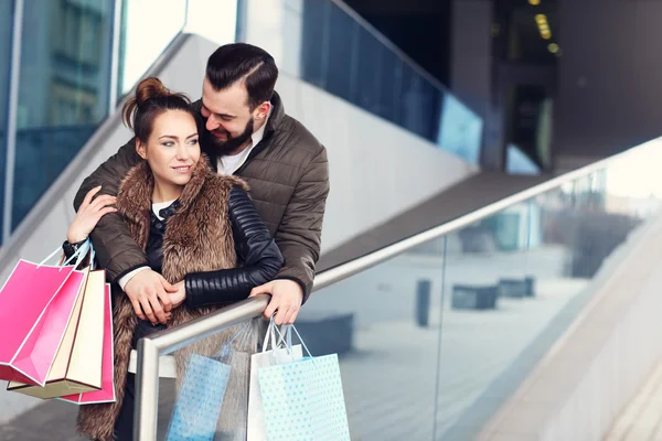 Glückliches Paar beim Einkaufen und Umarmen — Stockfoto