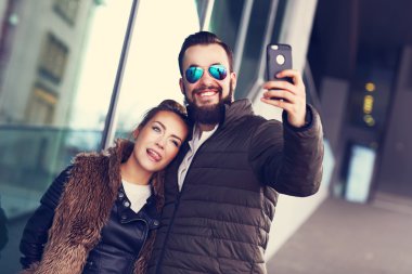 Genç çift selfie çekiyor.