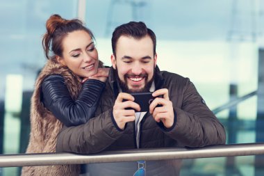 Genç çift selfie çekiyor.
