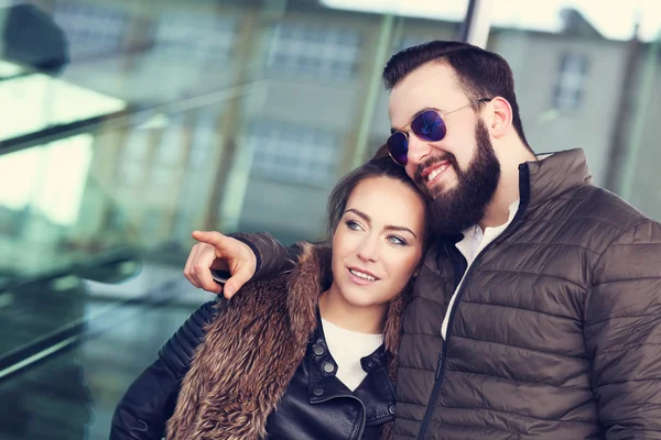 Jeune couple traînant et pointant — Photo