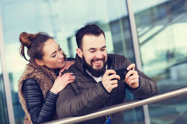 Młoda para robi selfie — Zdjęcie stockowe