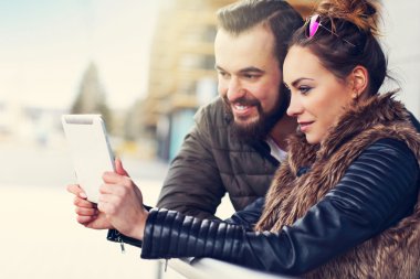 tablet ile genç bir çift 