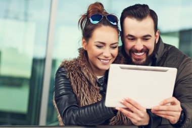 tablet ile genç bir çift