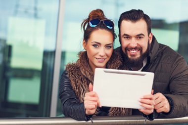 tablet ile genç bir çift