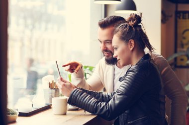 Cafe iş yapan gençler