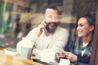 Mutlu çift telefonları kullanarak