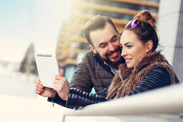 genç bir çift tablet kullanma