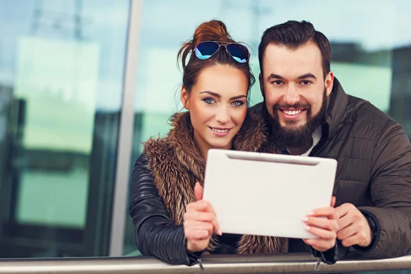 tablet ile genç bir çift