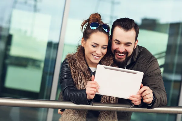 tablet ile genç bir çift