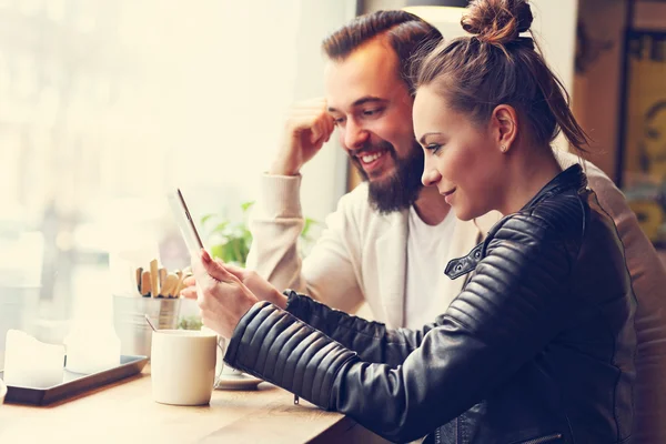 Cafe iş yapan gençler