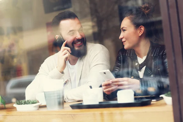 Szczęśliwa para przy użyciu telefonów — Zdjęcie stockowe