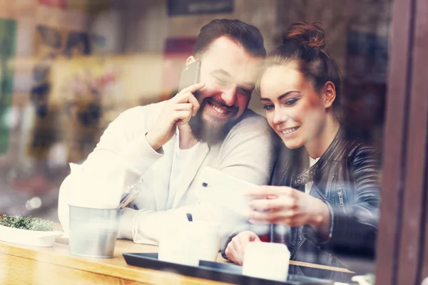 Couple heureux utilisant des téléphones — Photo