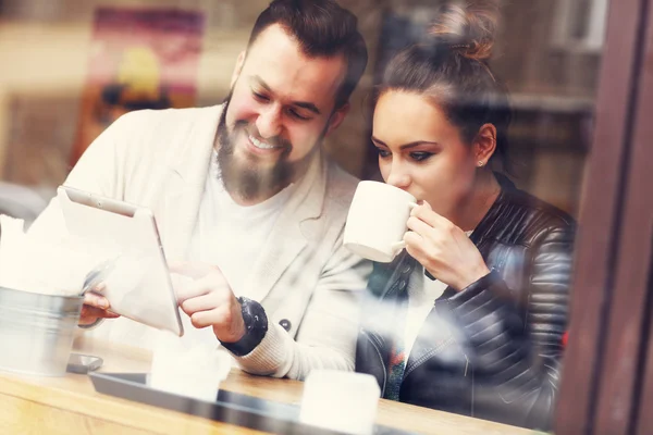 Happy couple using tablet — Stock Photo, Image